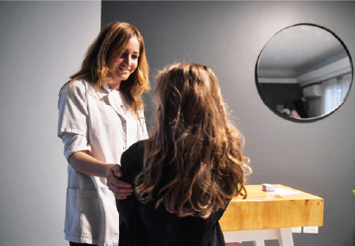 Consulta de endocrinología infantil: médica con familia en el consultorio